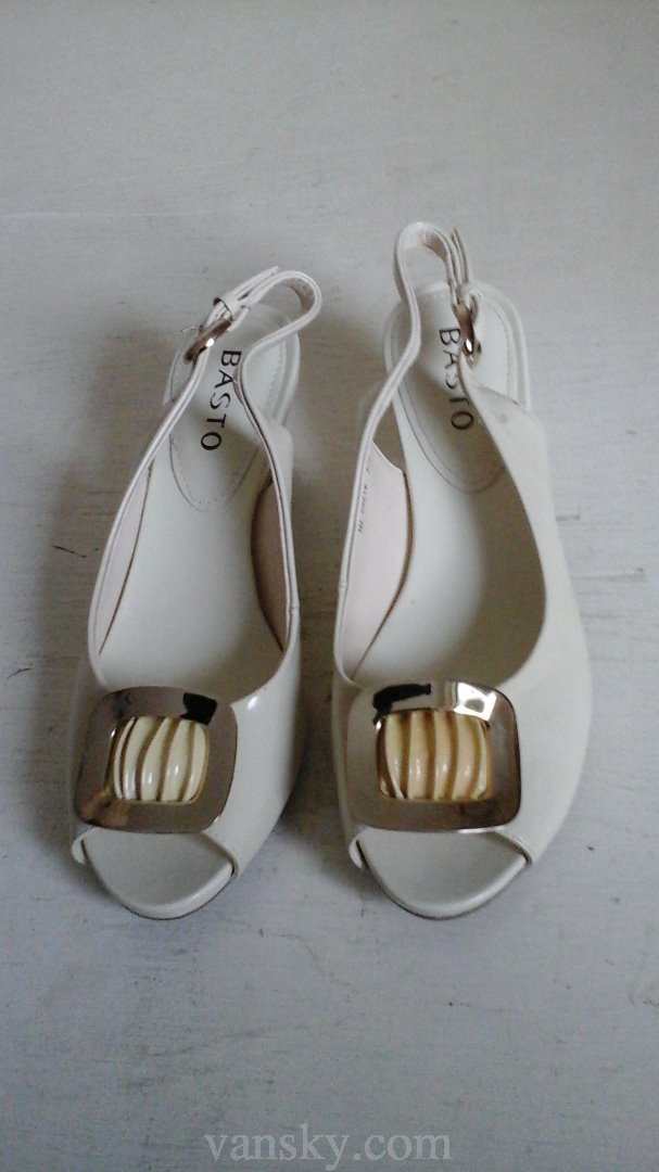 190702174417_shoes lady open back white 1(size 23.5).jpg